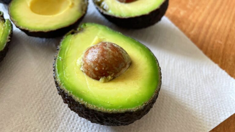 Ripening-an-Avocado-ru